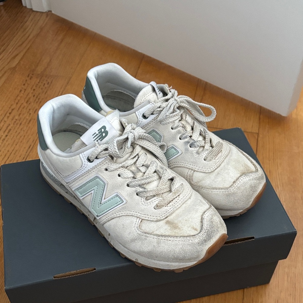 New Balance 574 Sea Salt & New Spruce Women’s 7 Wide (D)